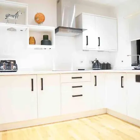 Tower L 3 Bed Sleeps 5 L Free Parking) Daire